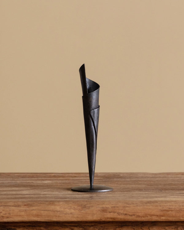鉄、オブジェ、燭台、アイアン Hand Forged Iron Cone Candle Holder – Lone Fox